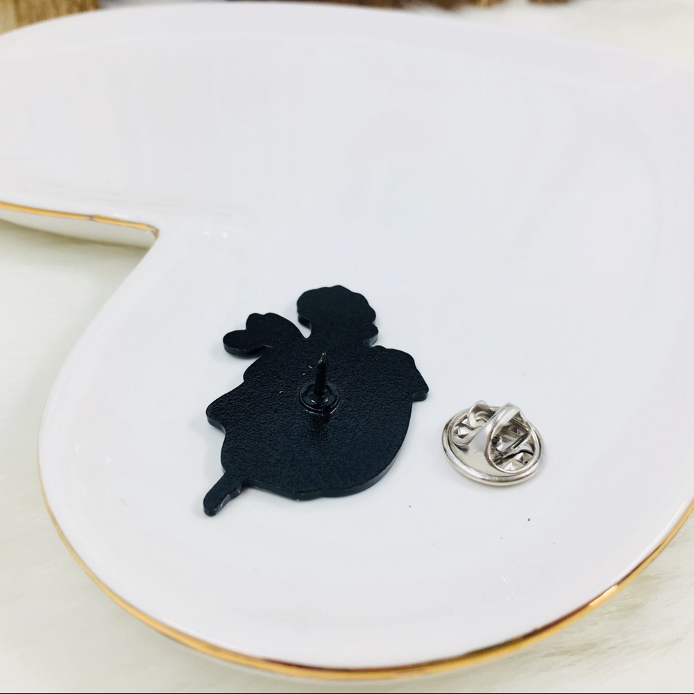 ‼️5 for $25 SALE‼️Skull & Roses Hard Enamel Pin - Picture 3 of 5